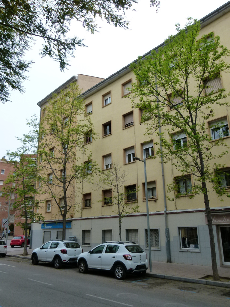 Vista detall dels blocs de pisos des del carrer Major.