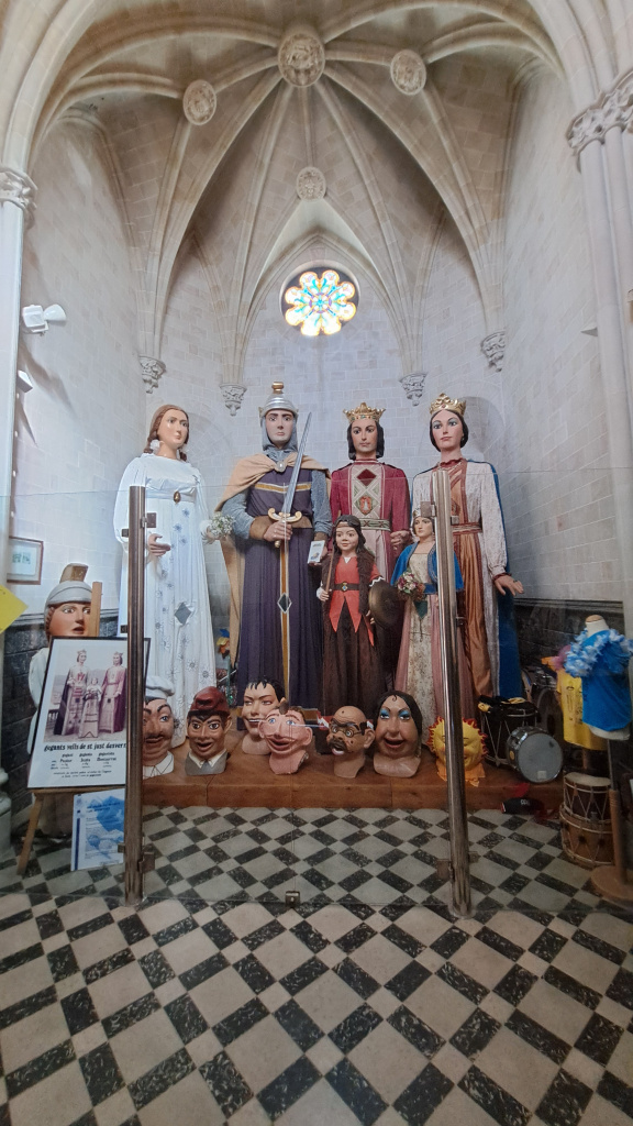 Vista general dels gegants i capgrossos de la ciutat a l'interior de la capella de can Ginestar.