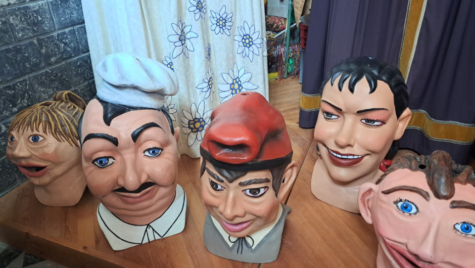 Cinc dels capgrossos del seguici: la Mariona, el Cuiner, el Català, la Nena i en Trepa.  