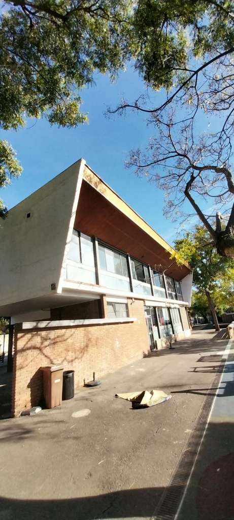 Vista semi frontal de la façana.