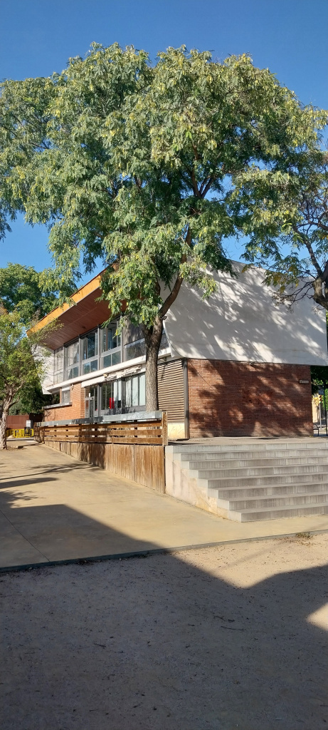 Vista lateral dreta del parador.