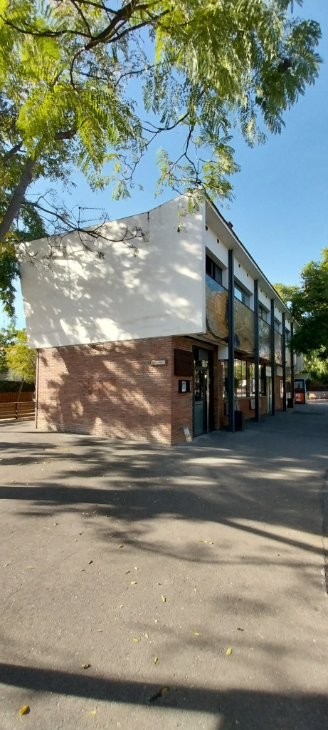 Vista lateral esquerra del parador.