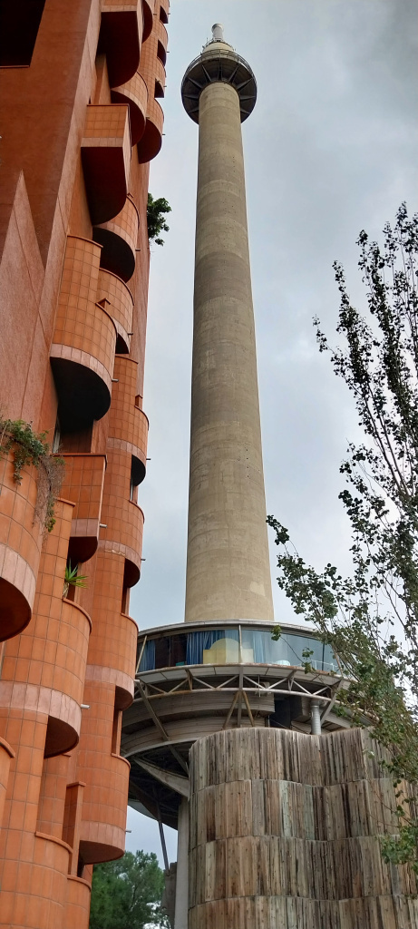 Vista de la torre de la xemeneia al costat del Walden 7.
