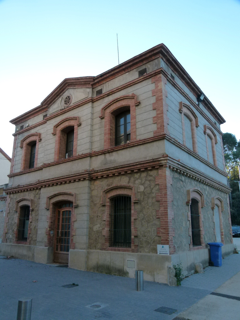 Vista detall d'una de les dues construccions de la porteria. 