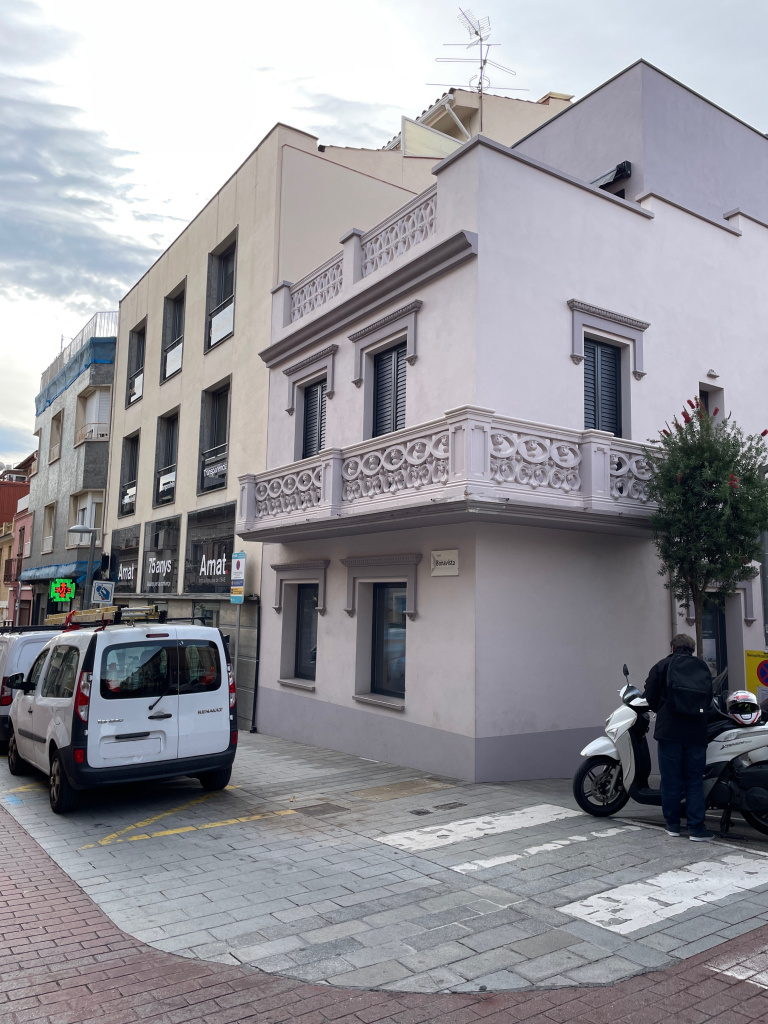 Vista de les façanes dels carrers Bonavista i Marqués de Monistrol. 