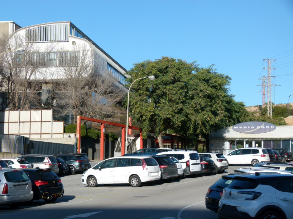 Vista general de l'entrada i l'edifici.
