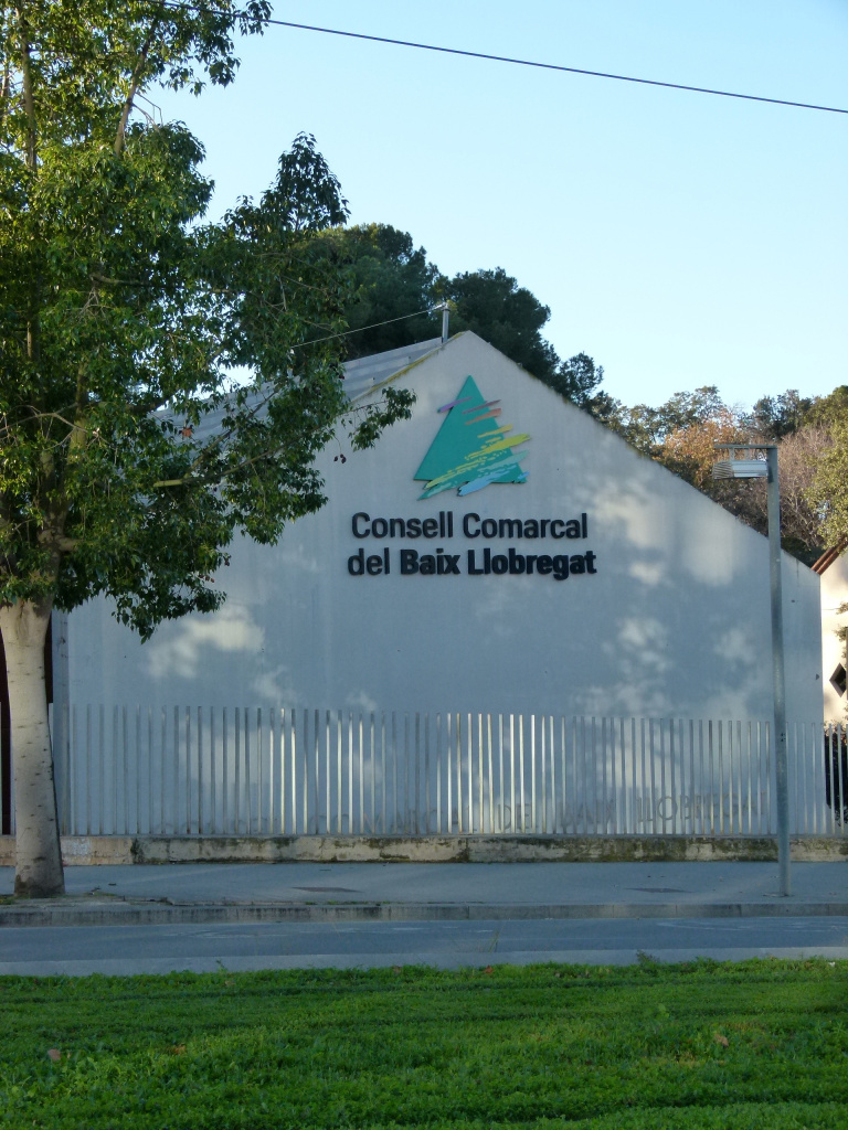Vista detall de la façana a la Carretera Reial.