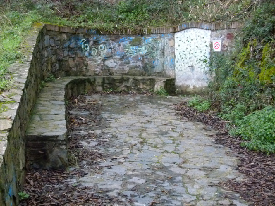 Vista detall de l'espai de la font amb el banc corregut. 