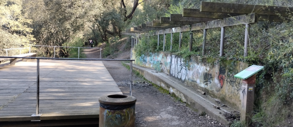 Vista general de la font i l'àrea de descans.