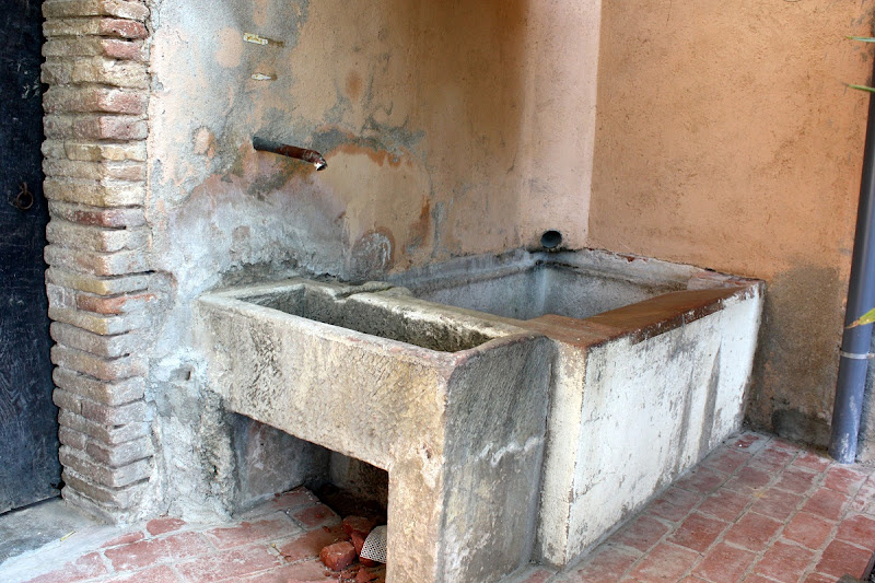 Estat de la font l'any 2016 quan encara no havia estat connectada a la xarxa d'aigua sanitària. (Autor: Enric Costa. Font: encos.cat/fonts).