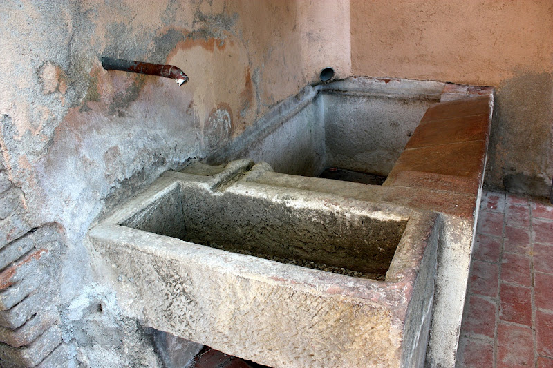 Vista detall de la font i el safareig l'any 2016. (Autor: Enric Costa. Font: encos.cat/fonts).