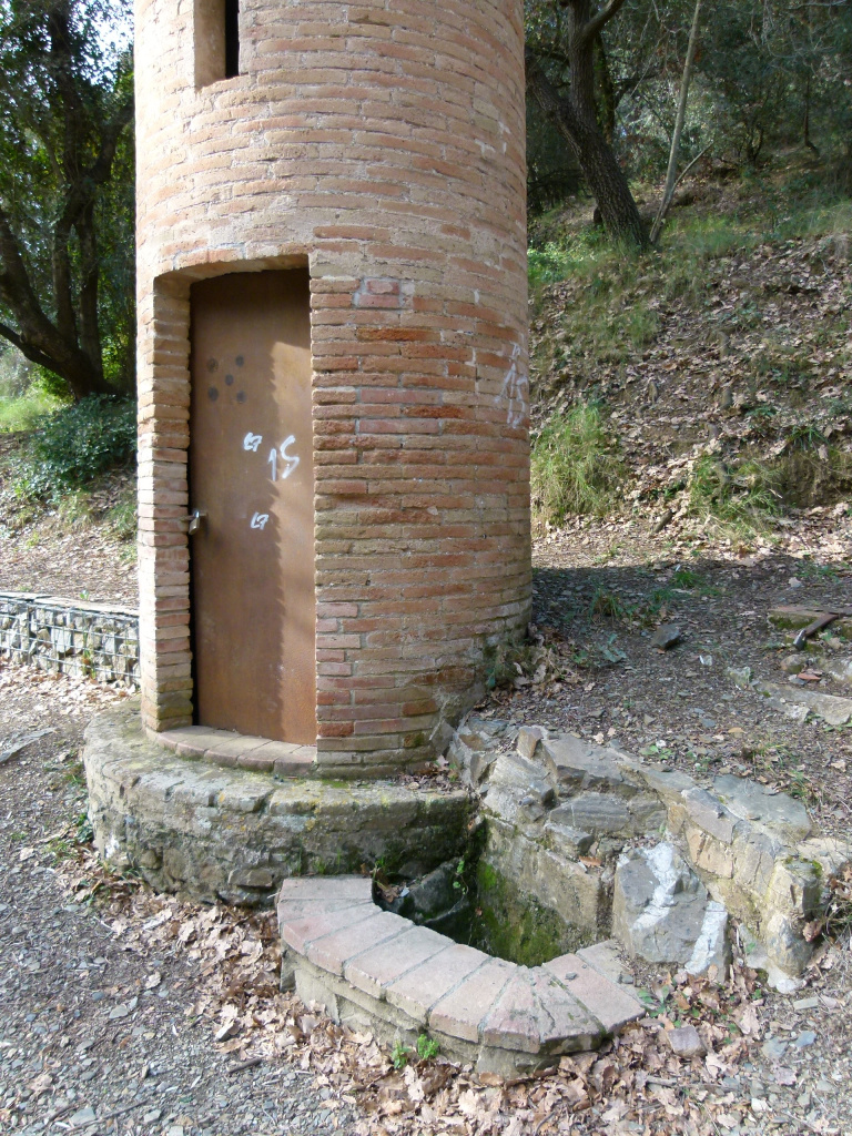 Vista detall de la font a tocar de la base de la torre de maó.