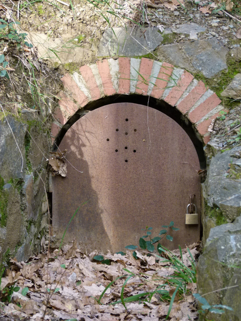 Detall de la portella d'accés a la mina de la font.