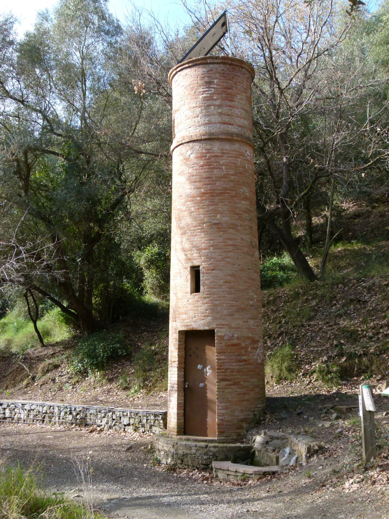 Vista de la torre de maó vist amb la font a tocar de la base.