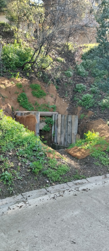 Vista detall de l'emplaçament de la portella respecte del camí de la Baixada del Mas.