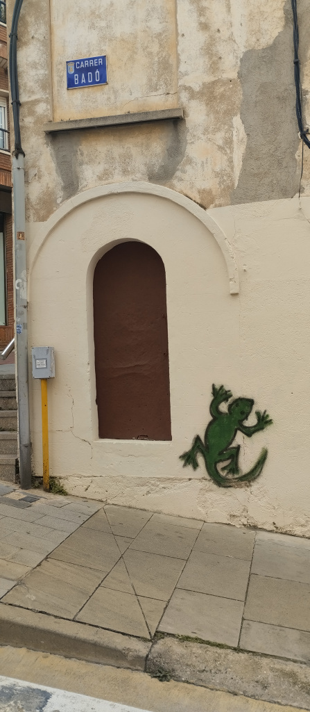 Detall del registre d'entrada al repartidor situat al carrer Badó.