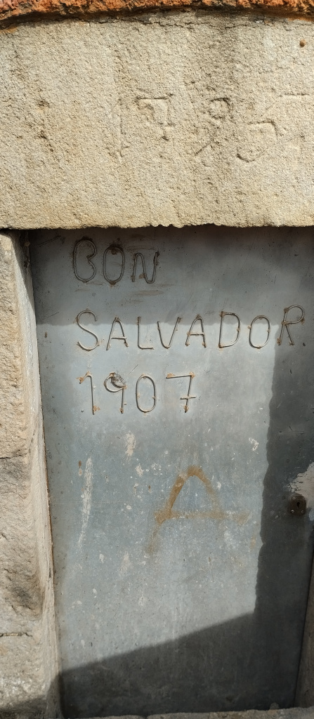 Detall de la llinda amb la data 1795 i de la porta amb la inscripció BON SALVADOR 1907.