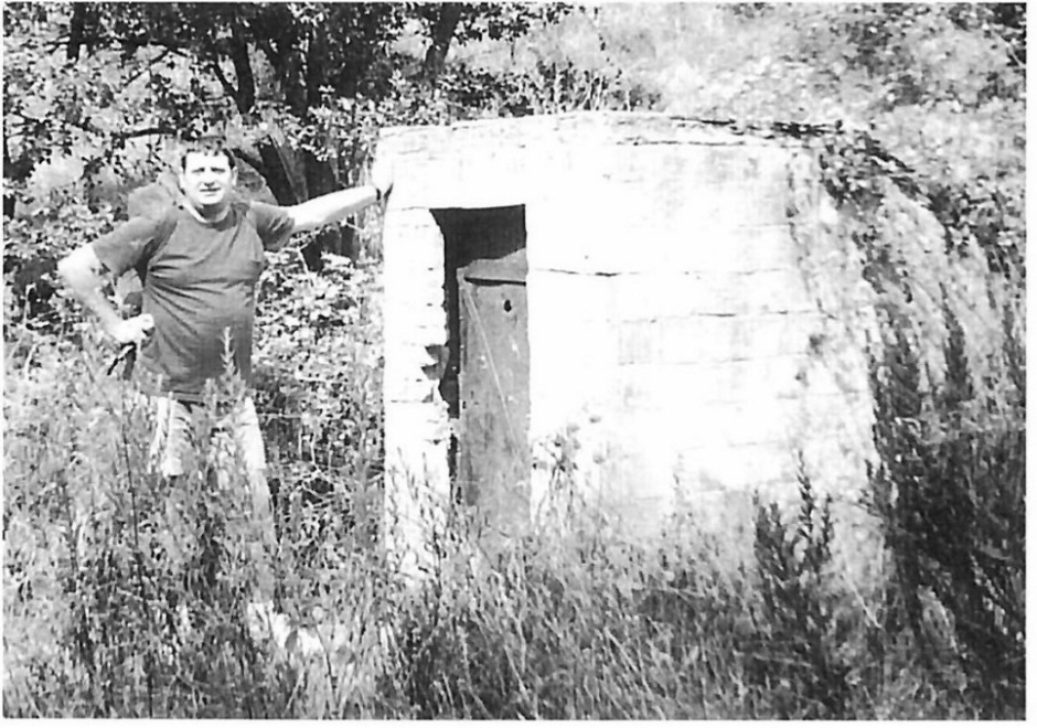 Francesc Riera a la caseta de registre de la mina. Font: Miscel·lània d’Estudis Santjustencs, núm. 6, p. 189. 