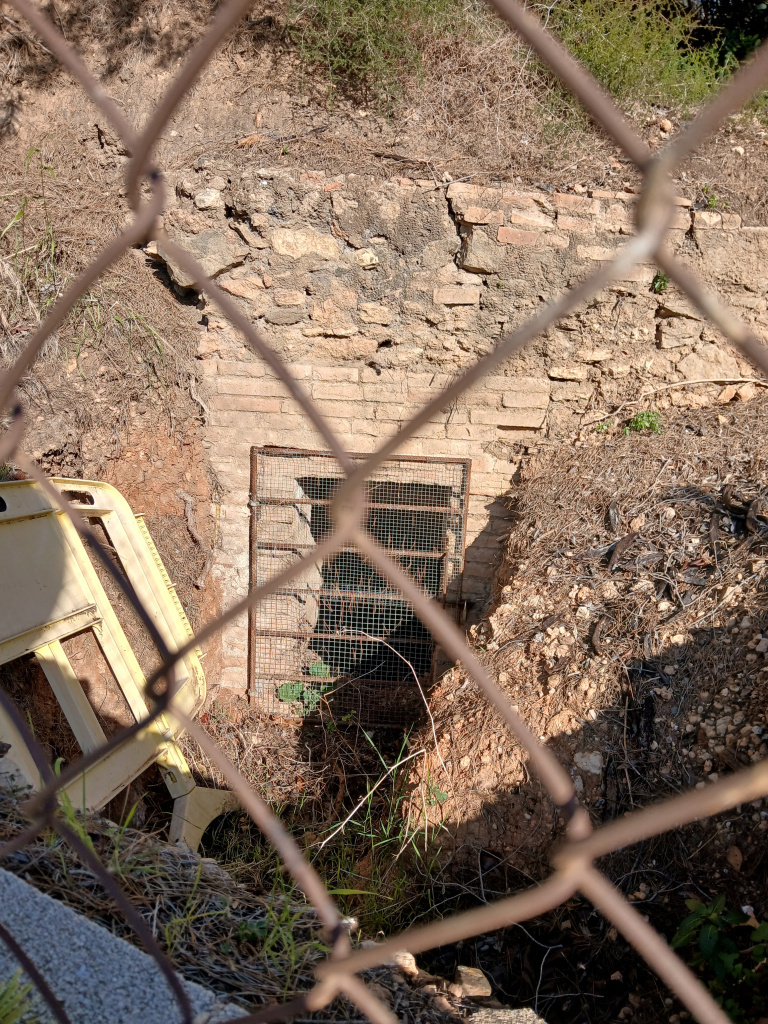 Vista detall de l'emplaçament de la portella de la mina.