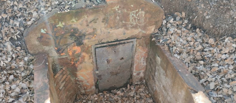 Vista detall de la portella de registre de la mina. 