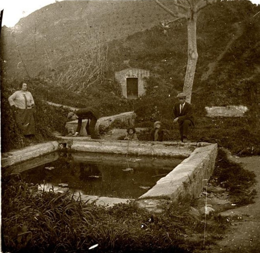 Vista de la portella i de la bassa associada durant una excursió l'any 1923. A la imatge apareixen Crescència Vives amb les seves filles Francisqueta i Montserrat. (Font: Arxiu Municipal de Sant Just Desvern, imatge 1165, col·lecció Quintana Cortès). 