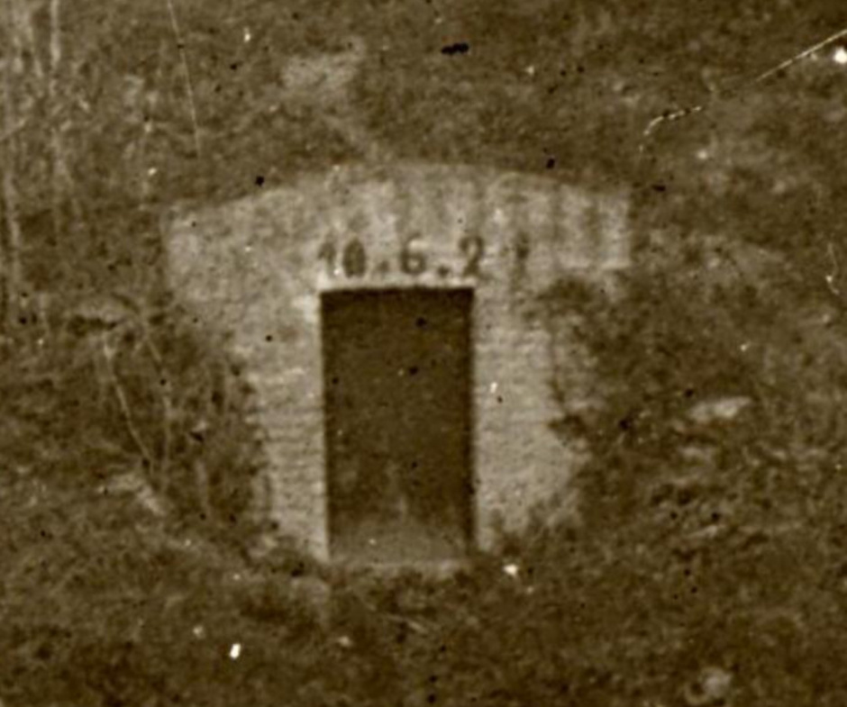 Detall de la portella l'any 1923 amb la inscripció 10.6.21. (Font: Arxiu Municipal de Sant Just Desvern, imatge 1165, col·lecció Quintana Cortès). 