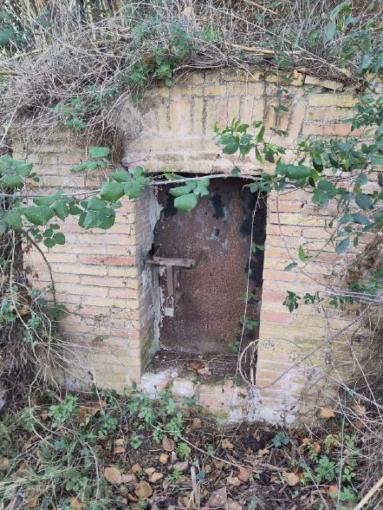 Vista detall de la portella d'accés a la mina situada al marge del torrent de can Cortès. (Foto: SANAGUA. Arxiu Municipal de Sant Just Desvern).