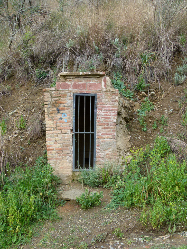 Vista detall de la caseta d'entrada al pou de registre de la mina. 