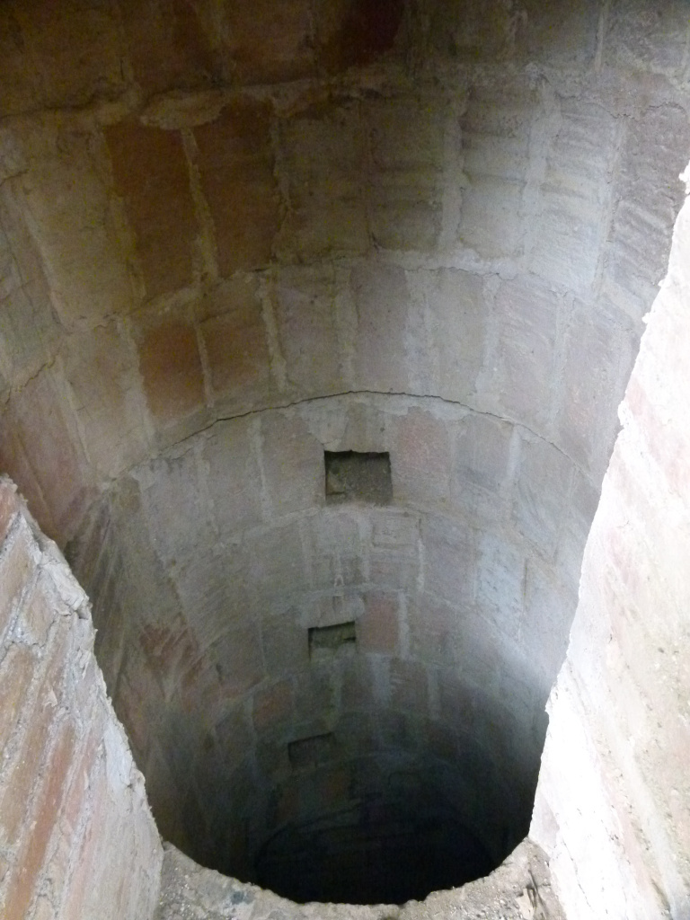 Vista detall de l'interior del pou de la mina.