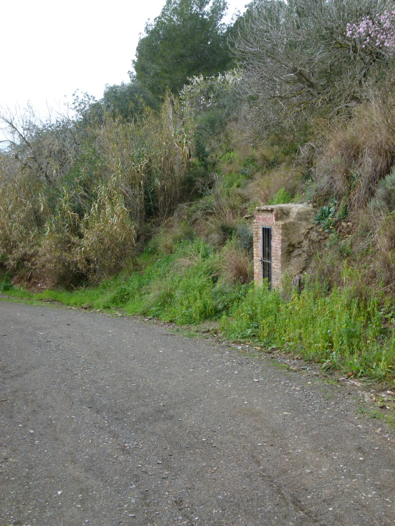 Vista general de l'emplaçament de la caseta de registre del pou.