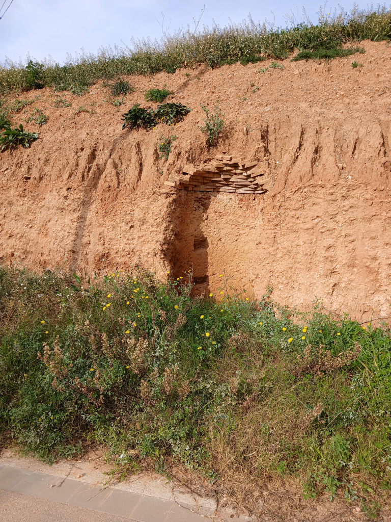 Vista del pou seccionat al marge del camí.