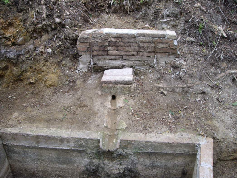 Detall del frontal i la pica de la font l'any 2013, abans de la restauració. (Font: Fes Fonts Fent Fonting).