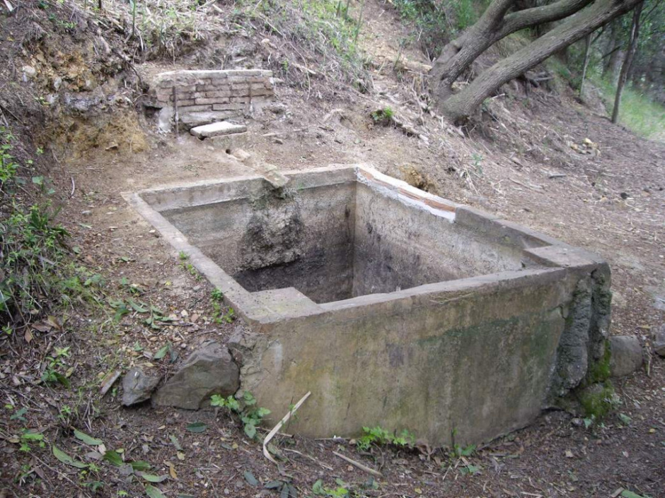 Detall del safareig l'any 2013, abans de la restauració. (Font: Fes Fonts Fent Fonting).