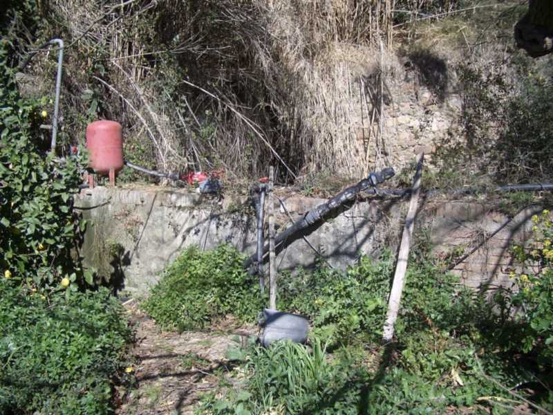 Vista de la bassa omplerta amb l'aigua de la mina. (Font: Fes Fonts Fent Fonting).
