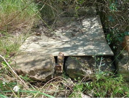 Tapa del pou de registre de la mina. Font: Fes Fonts Fent Fonting.