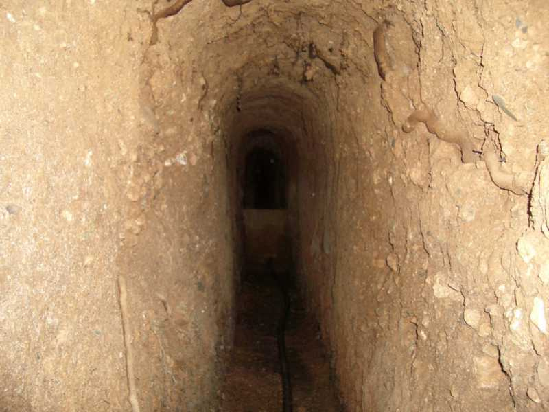 Vista interior de la galeria de la mina excavada al terreny natural. (Font: Fes Fonts Fent Fonting).