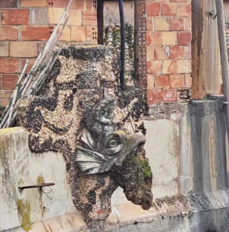 Detall del broc modernista envoltat per la composició de mosaic. 