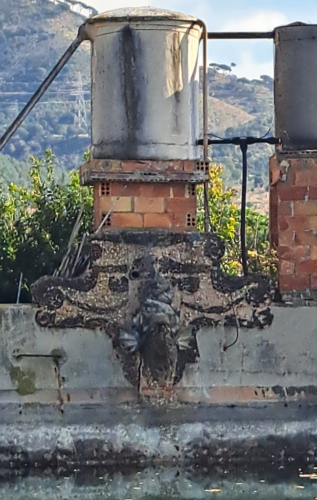 Detall del broc modernista envoltat per la composició de mosaic. 