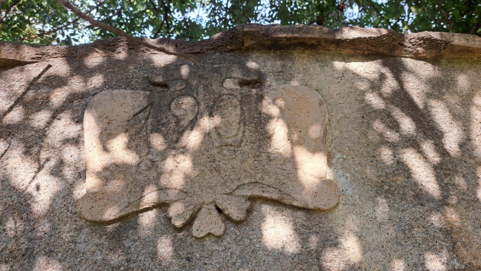 Medalló amb la data incompleta 190_, de línies sinuoses i decoració floral.