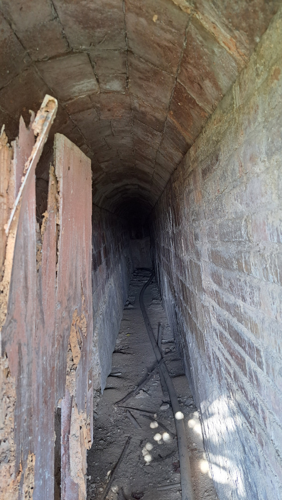 Interior de la galeria de la mina. Es pot apreciar la mànega de goma que discorre per la base. 