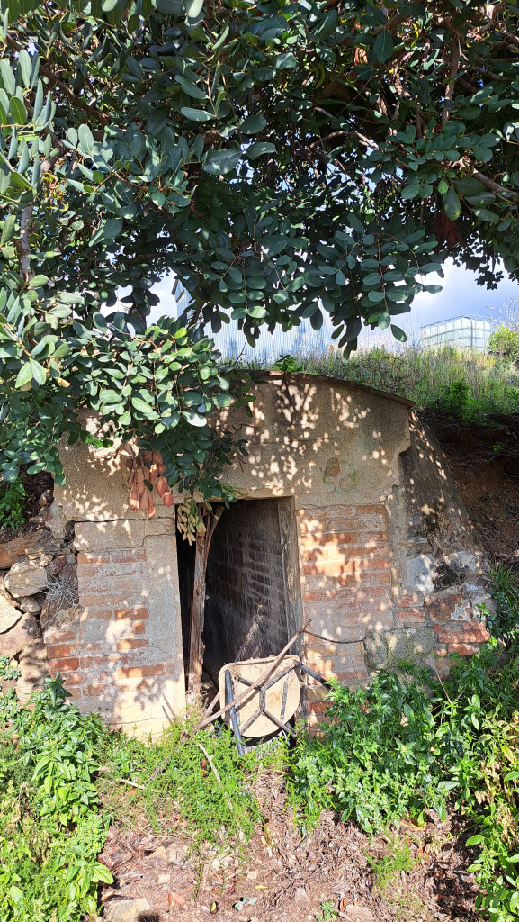 Vista de la caseta de mina d'estil modernista, situada al marge del camí. 