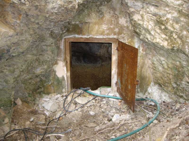 Petita portella metàl·lica que dona accés a la galeria de la mina. (Font: Fes Fonts Fent Fonting).