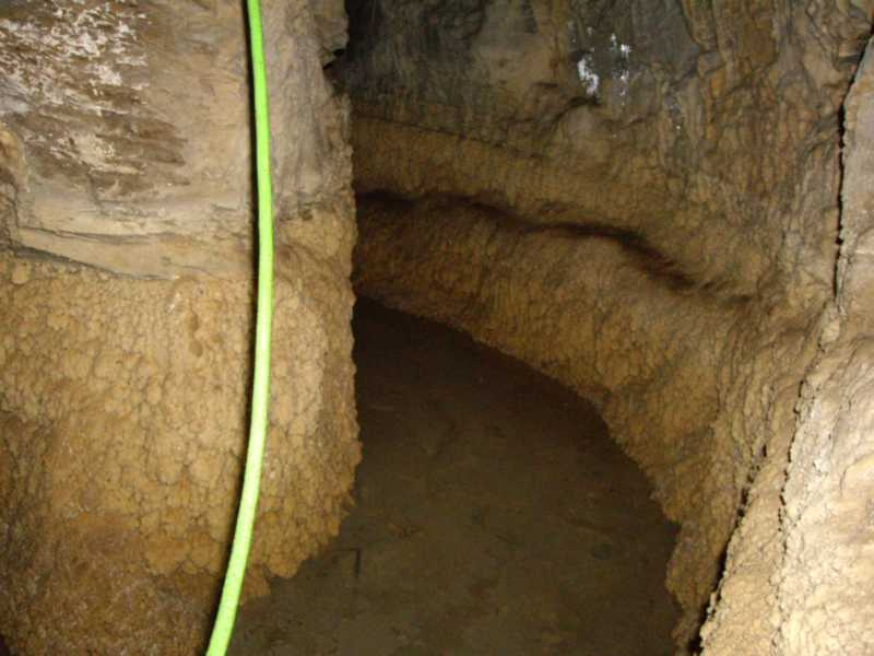 Vista detall de la galeria, excavada a la roca, amb les parets concrecionades. (Font: Fes Fonts Fent Fonting).
