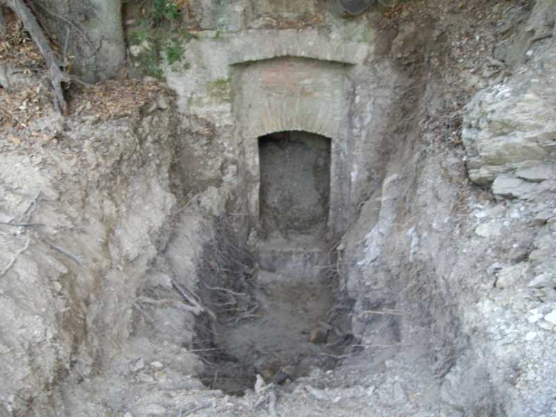 Portella d'accés a la galeria de la mina. (Font: Fes Fonts Fent Fonting).