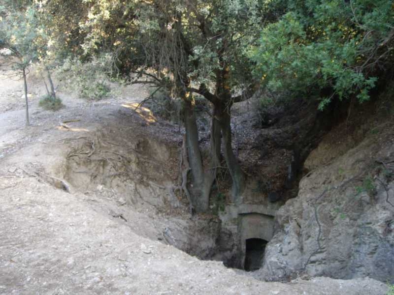 Vista general de l'emplaçament de la portella de la mina. (Font: Fes Fonts Fent Fonting).