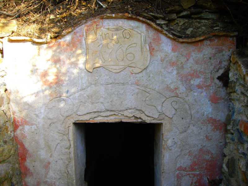 Detall de la llinda de la porta d'entrada amb la inscripció "ANY 1906". Detall de l'interior de la galeria de la mina. (Font: Fes Fonts Fent Fonting).