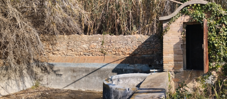 Safareig gran adossat a la caseta del pou. 