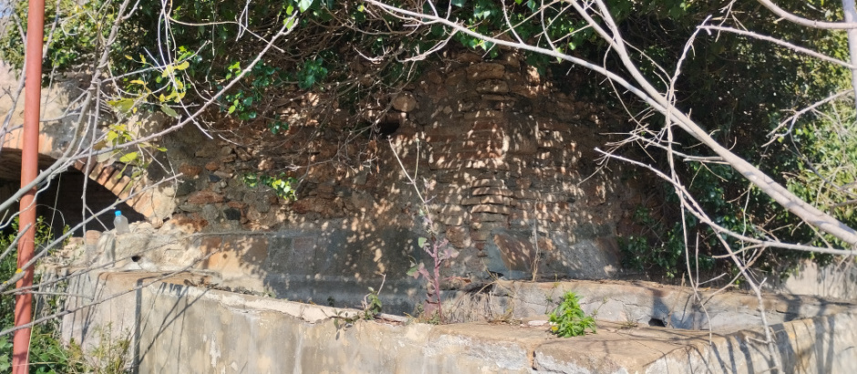 Detall del safareig petit adossat a la boca de la mina. 