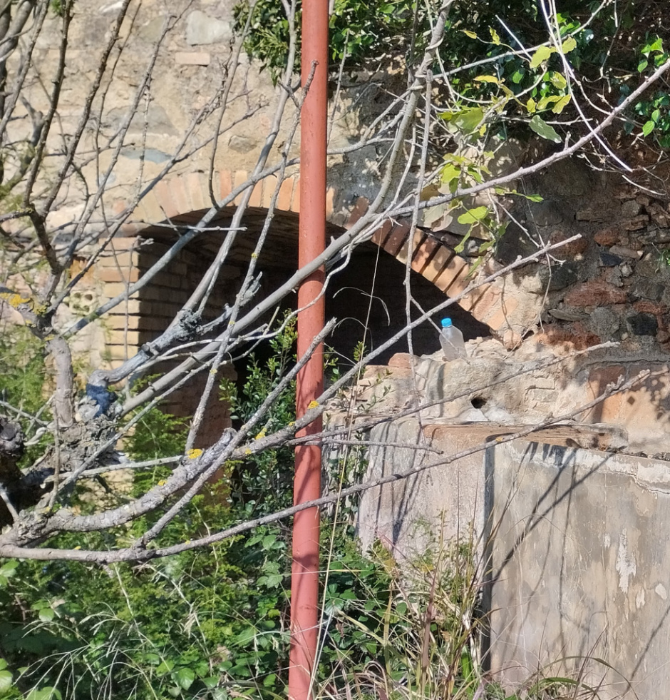 Vista detall de l'entrada a la mina amb l'arc de descàrrega.