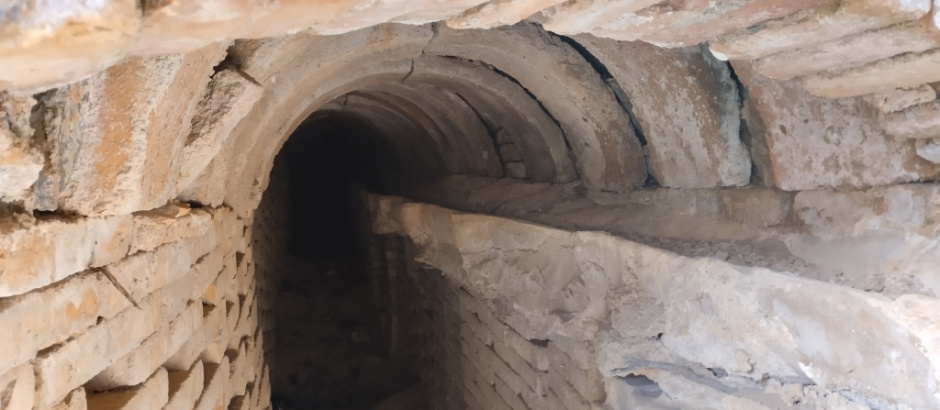 Vista de l'interior de la galeria de la mina, amb la canaleta a la banda esquerra.